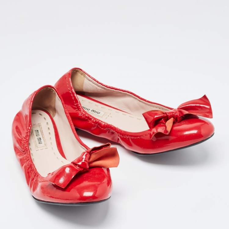 Pre Owned Miu Miu Red Patent Leather Crystal Embellished Bow Scrunch Ballet Flats Size 38