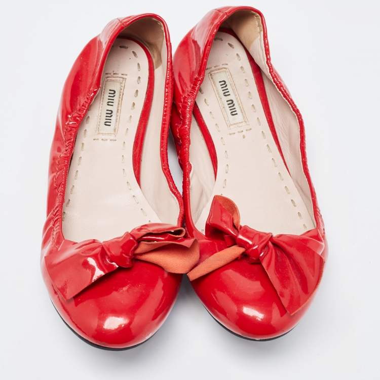 Pre Owned Miu Miu Red Patent Leather Crystal Embellished Bow Scrunch Ballet Flats Size 38