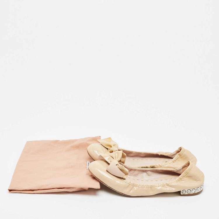 Pre Owned Miu Miu Beige/Gold Patent Leather Bow Detail Crystal Embellished Heel Scrunch Ballet Flats Size 36.5