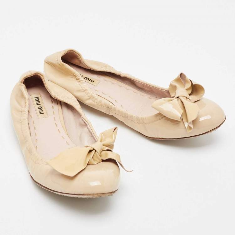 Pre Owned Miu Miu Beige/Gold Patent Leather Bow Detail Crystal Embellished Heel Scrunch Ballet Flats Size 36.5
