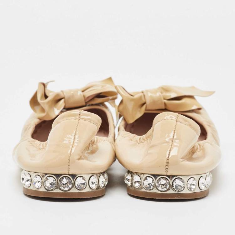 Pre Owned Miu Miu Beige/Gold Patent Leather Bow Detail Crystal Embellished Heel Scrunch Ballet Flats Size 36.5