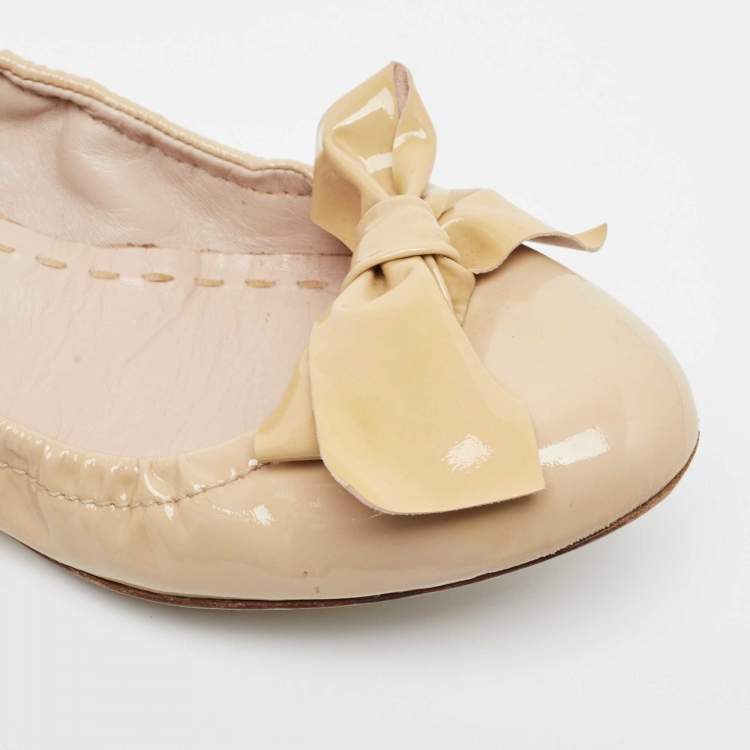Pre Owned Miu Miu Beige/Gold Patent Leather Bow Detail Crystal Embellished Heel Scrunch Ballet Flats Size 36.5