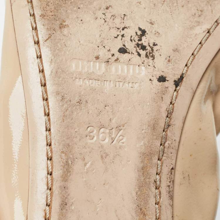 Pre Owned Miu Miu Beige/Gold Patent Leather Bow Detail Crystal Embellished Heel Scrunch Ballet Flats Size 36.5