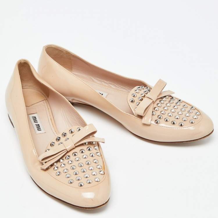 Pre Owned Miu Miu Beige Patent Leather Bow Spiked Flats Size 36.5 