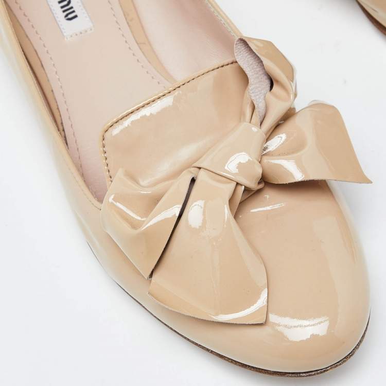 Pre Owned Miu Miu Beige Patent Leather Bow Detail Crystal Embellished Heel Ballet Flats Size 38.5