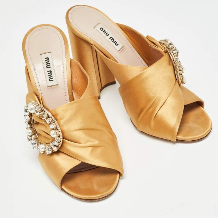 Pre Owned Miu Miu Brown Satin Crystal and Faux Pearl Embellished Brooch Peep Toe Slide Sandals Size 37