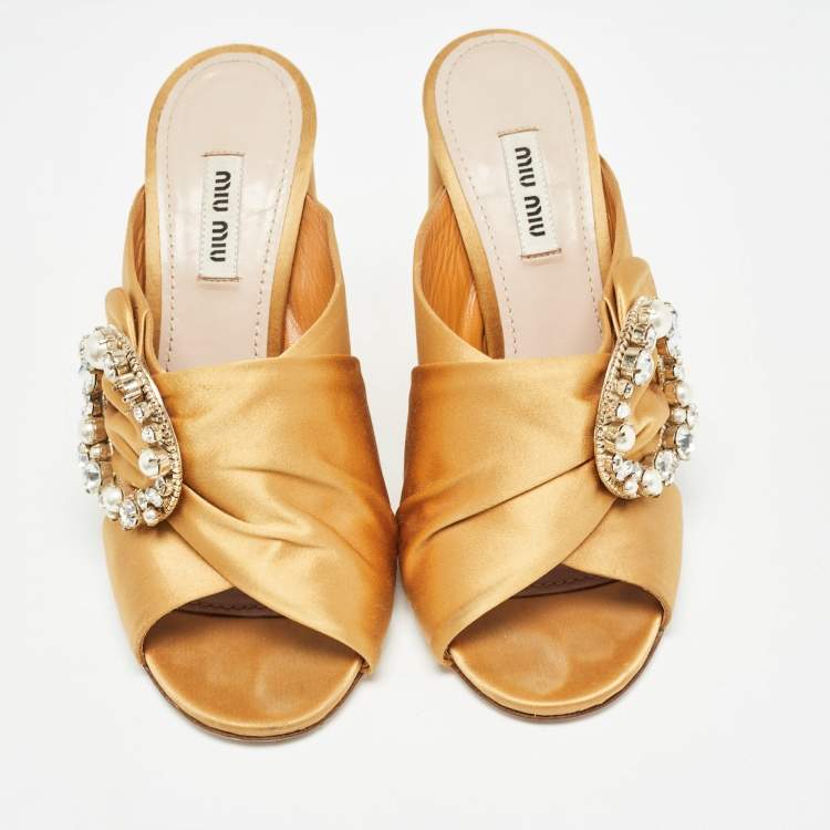 Pre Owned Miu Miu Brown Satin Crystal and Faux Pearl Embellished Brooch Peep Toe Slide Sandals Size 37