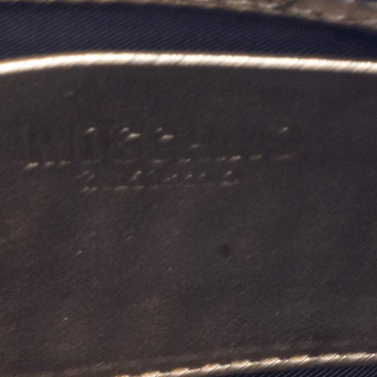مملوكة مسبقًا Moschino Gold Leather Pochette
