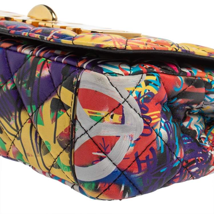 مملوكة مسبقًا Moschino Multicolor Graffiti Print Quilted Leather Shoulder Bag