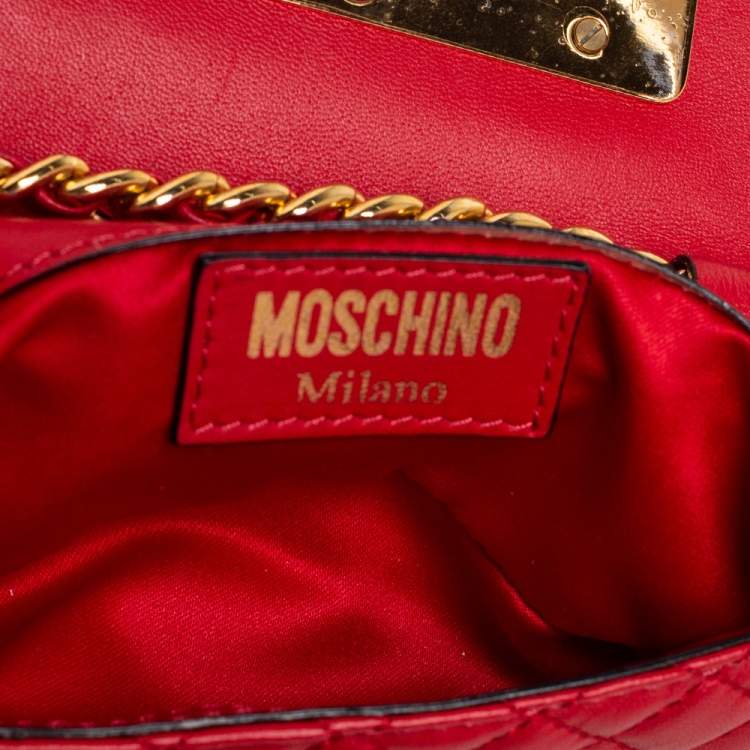 مملوكة مسبقًا Moschino Red Quilted Leather Logo Turnlock Chain Pochette 