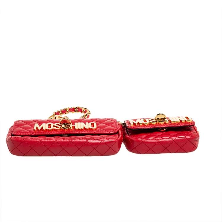 مملوكة مسبقًا Moschino Red Quilted Leather Logo Turnlock Chain Pochette 