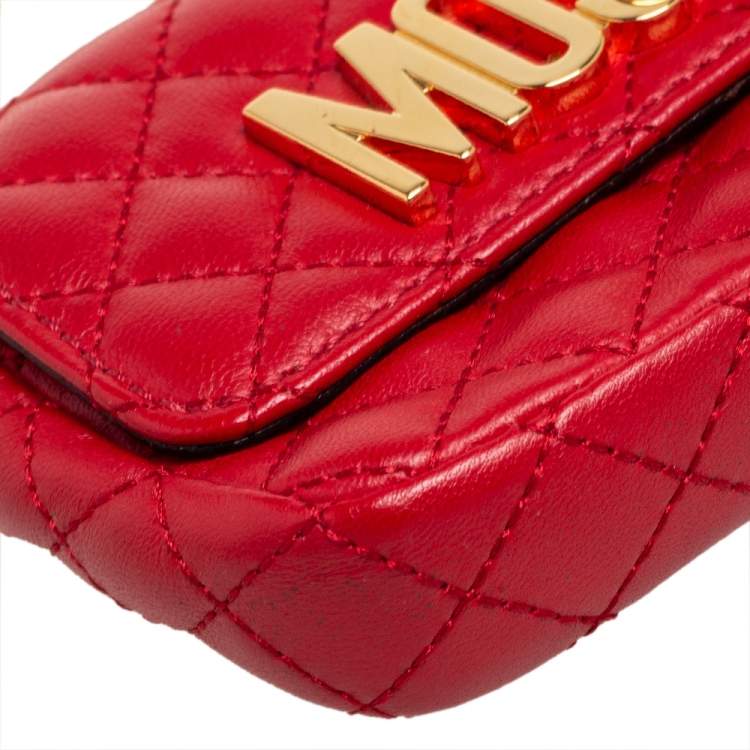 مملوكة مسبقًا Moschino Red Quilted Leather Logo Turnlock Chain Pochette 