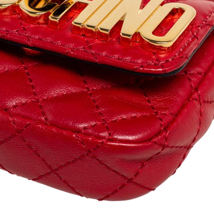 مملوكة مسبقًا Moschino Red Quilted Leather Logo Turnlock Chain Pochette 
