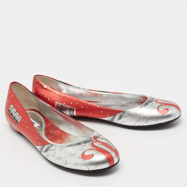 مملوكة مسبقًا Moschino Silver/Orange Printed Leather Ballet Flats Size 39
