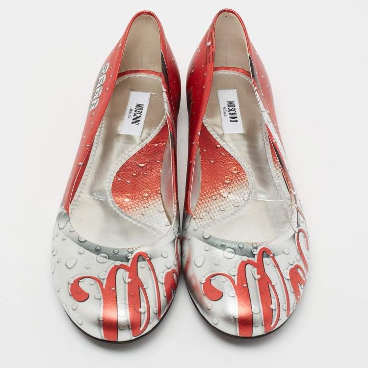 مملوكة مسبقًا Moschino Silver/Orange Printed Leather Ballet Flats Size 39