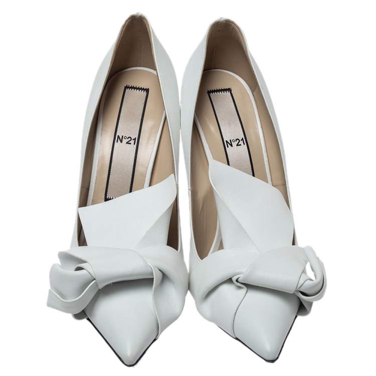مملوكة مسبقًا N21 White Leather Knot Pointed Toe Pumps Size 42