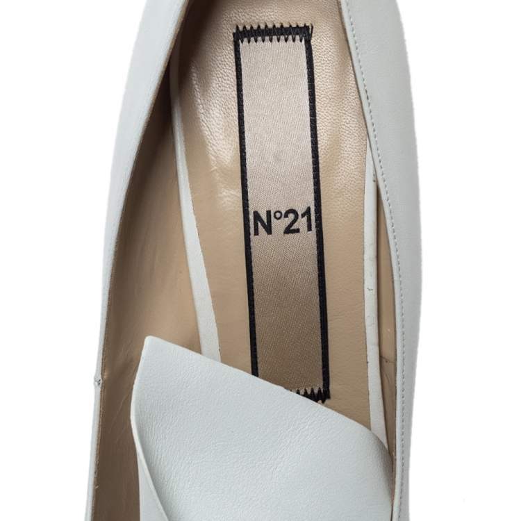 مملوكة مسبقًا N21 White Leather Knot Pointed Toe Pumps Size 42