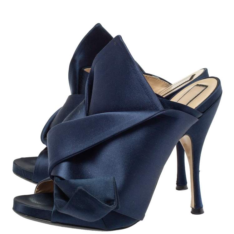 مملوكة مسبقًا Nº21 Navy Blue Satin Raso Knot Peep Toe Mules Size 39