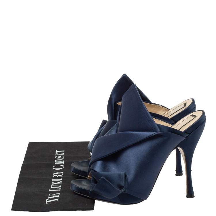 مملوكة مسبقًا Nº21 Navy Blue Satin Raso Knot Peep Toe Mules Size 39