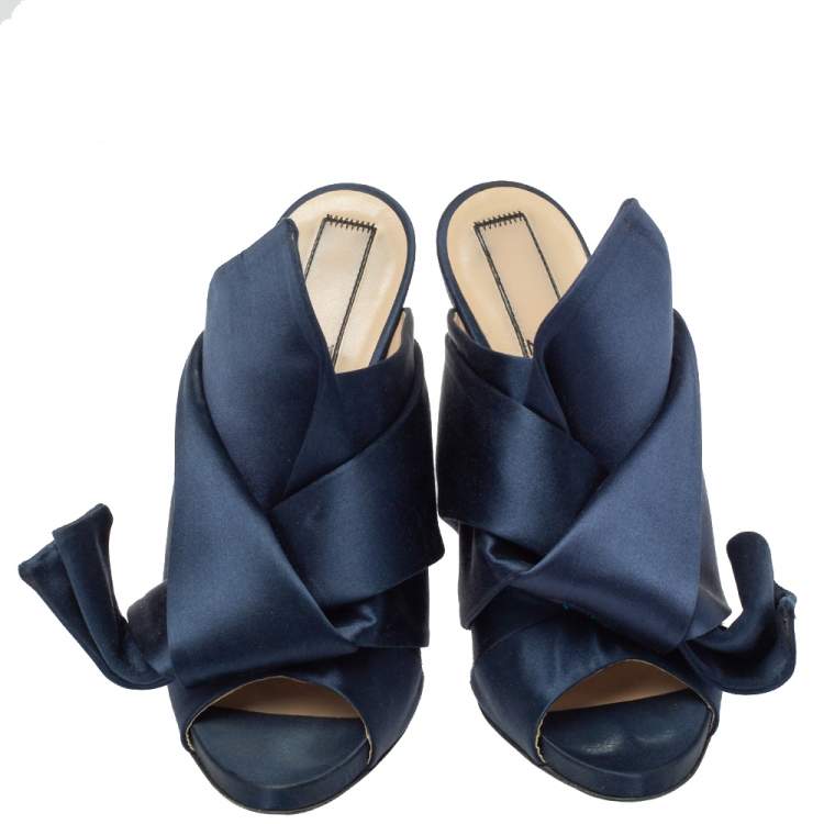 مملوكة مسبقًا Nº21 Navy Blue Satin Raso Knot Peep Toe Mules Size 39