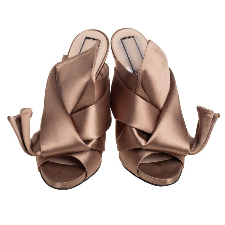 مملوكة مسبقًا Nº21 Brown Satin Raso Knot Peep Toe Mules Size 38