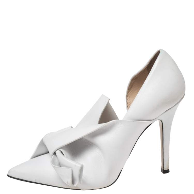 مملوكة مسبقًا Nº21 White Leather Knot Pointed Toe Pumps Size 37