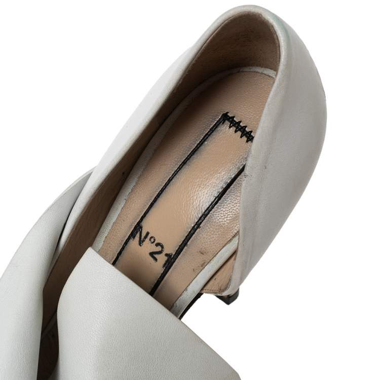 مملوكة مسبقًا Nº21 White Leather Knot Pointed Toe Pumps Size 37