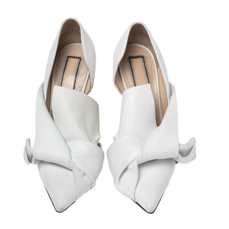 مملوكة مسبقًا Nº21 White Leather Knot Pointed Toe Pumps Size 37