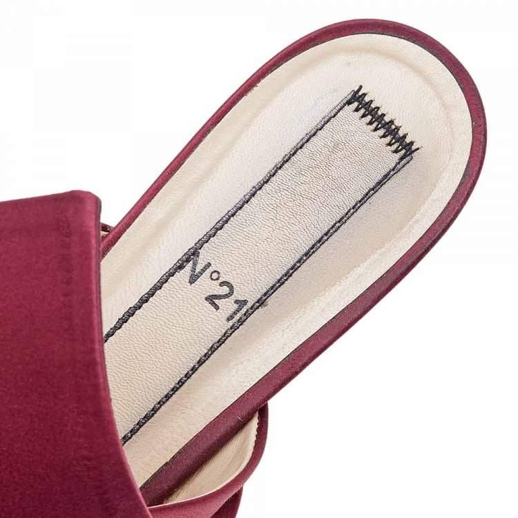 مملوكة مسبقًا Nº21 Burgundy Satin Crystal Embellished Flat Size 39