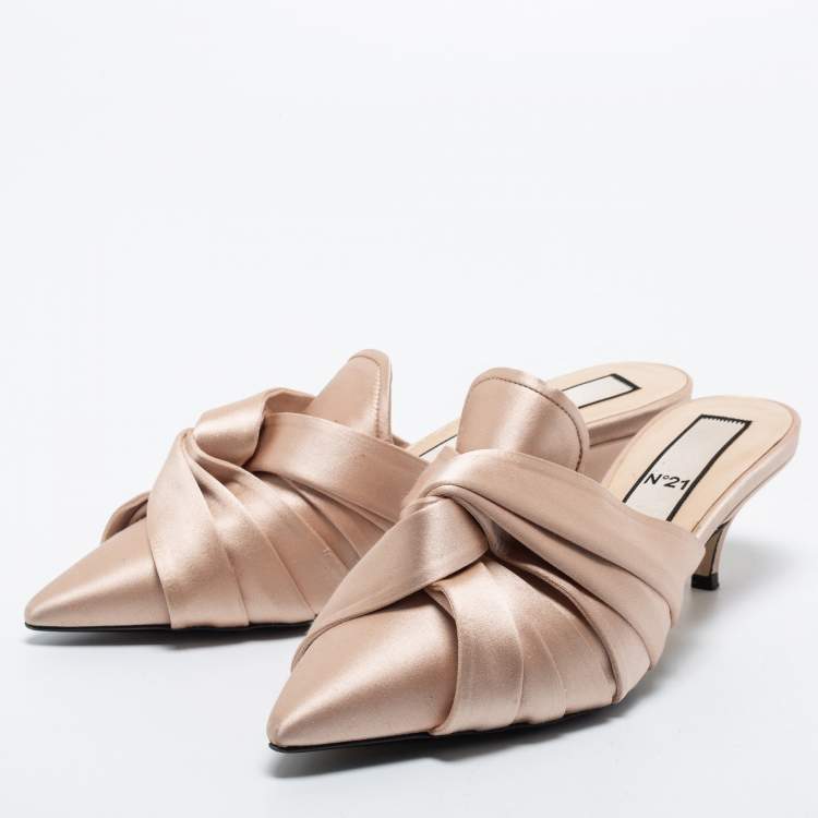 مملوكة مسبقًا Nº21 Cream Satin Knotted Slide Mules Size 38