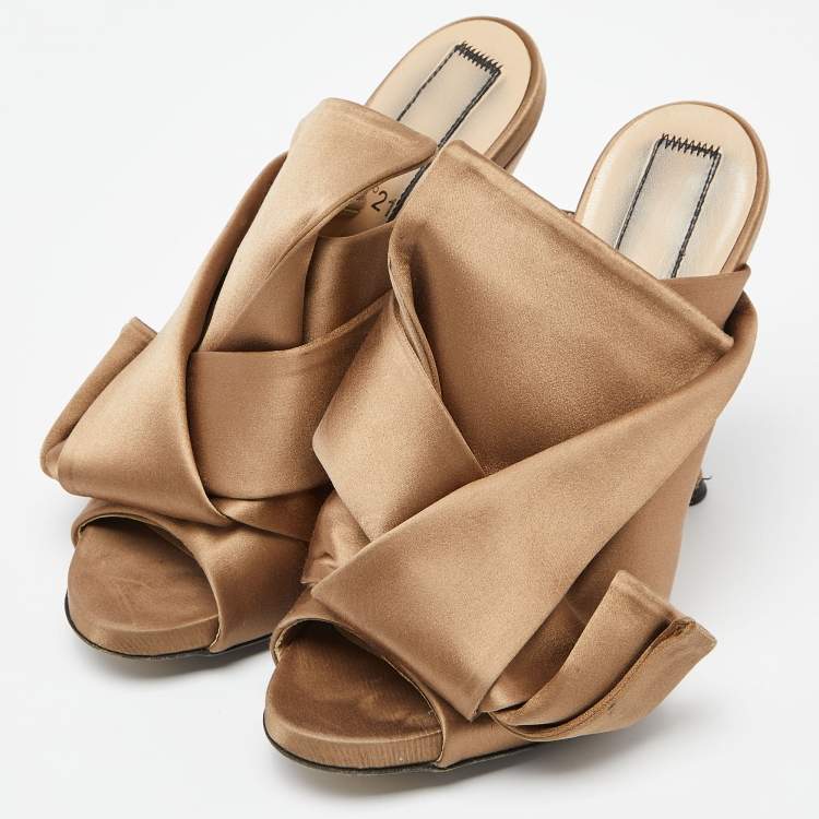 Pre Owned  N°21 Beige Satin Raso Knot Mule Sandals Size 37