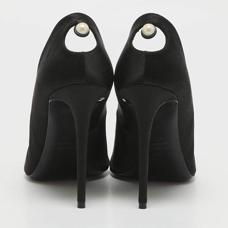 مملوكة مسبقًا Nicholas Kirkwood Black Satin Faux Pearl Detail Pumps Size 40