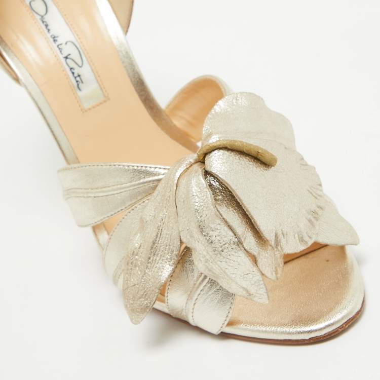مملوكة مسبقًا Oscar de la Renta Silver Leather Flower Embellished Peep Toe Sandals Size 36