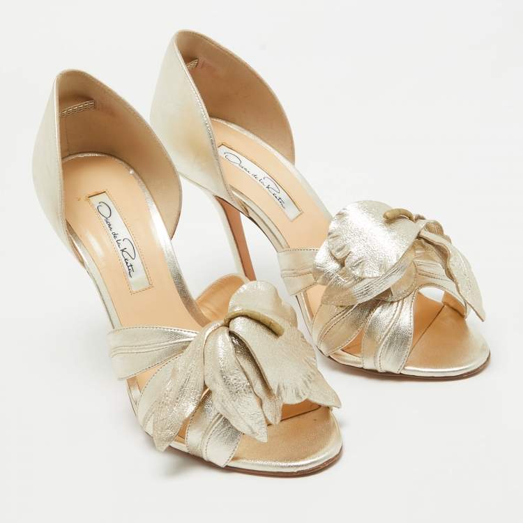 مملوكة مسبقًا Oscar de la Renta Silver Leather Flower Embellished Peep Toe Sandals Size 36