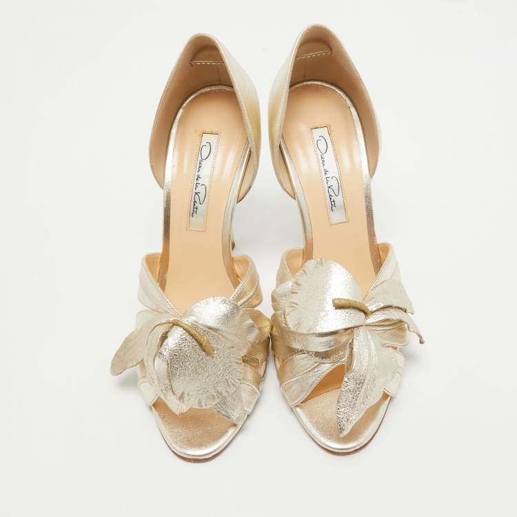 مملوكة مسبقًا Oscar de la Renta Silver Leather Flower Embellished Peep Toe Sandals Size 36