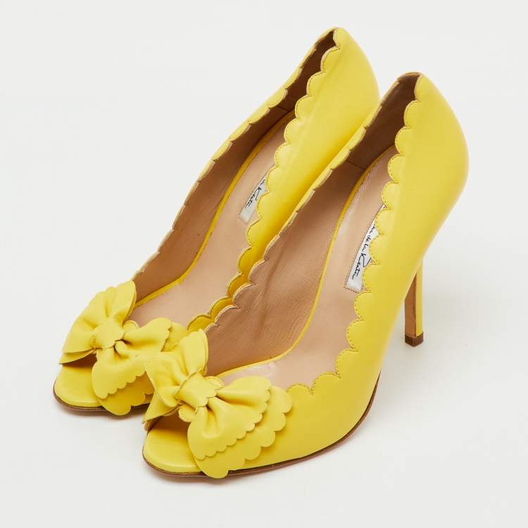 Pre Owned Oscar de la Renta Yellow Leather Scalloped Bow Detail Peep Toe Pumps Size 40.5