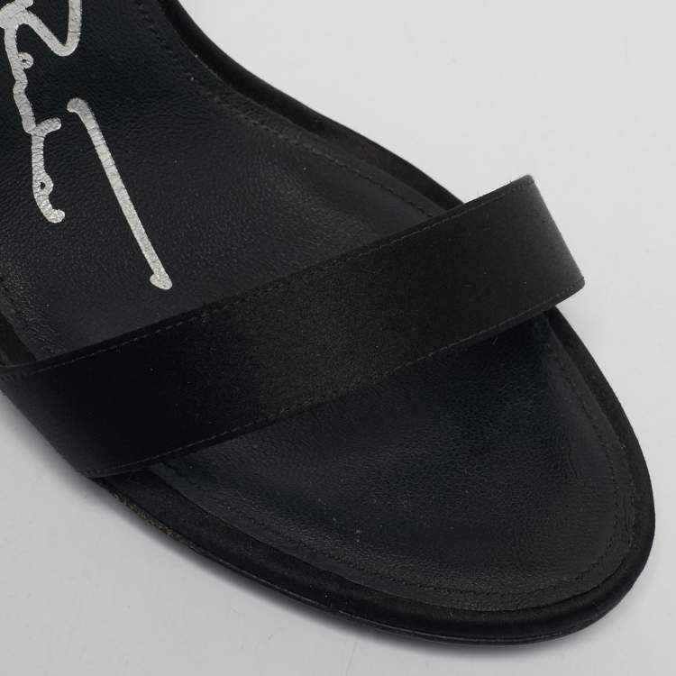 Pre Owned صندل أوسكار دي لا رينتا سيور كاحل مزخرف فيونكة كريستال ساتان أسود مقاس 37