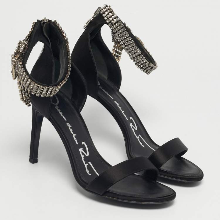 Pre Owned صندل أوسكار دي لا رينتا سيور كاحل مزخرف فيونكة كريستال ساتان أسود مقاس 37