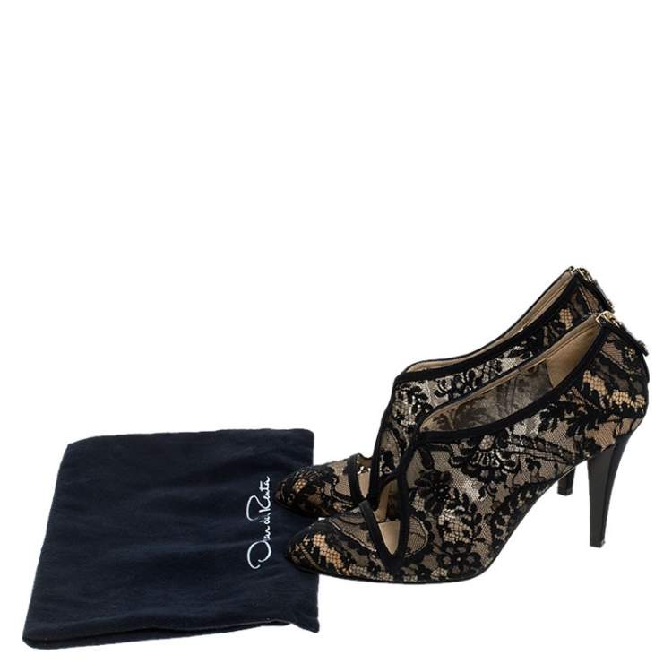 Pre Owned Oscar de la Renta Black Lace Cut Out V Neck Pumps Size 39