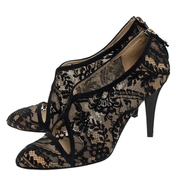 Pre Owned Oscar de la Renta Black Lace Cut Out V Neck Pumps Size 39