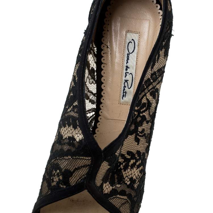 Pre Owned Oscar de la Renta Black Lace Cut Out V Neck Pumps Size 39