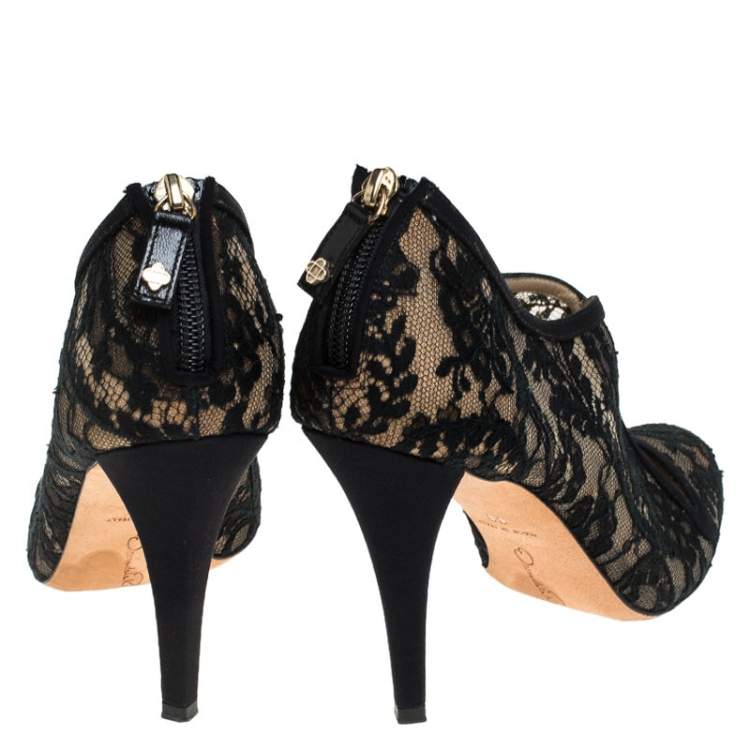 Pre Owned Oscar de la Renta Black Lace Cut Out V Neck Pumps Size 39