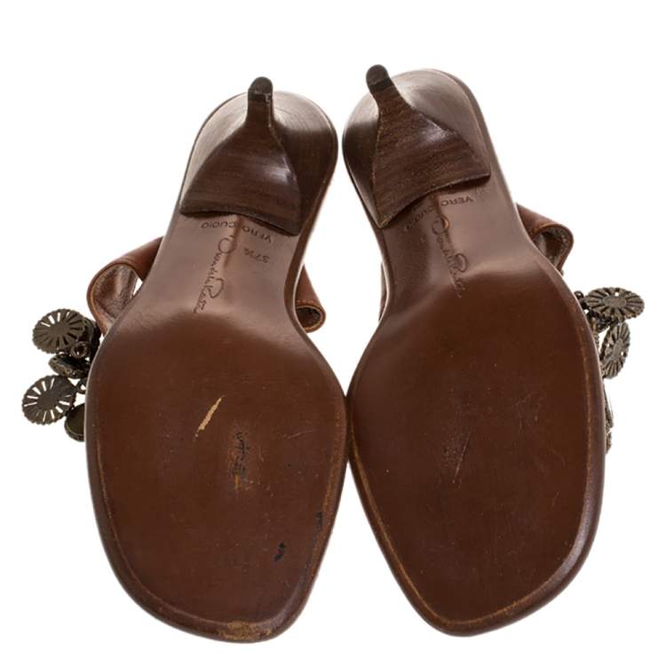 Pre Owned Oscar de la Renta Brown Leather Charm Embellished Kitten Heel Sandals Size 37.5
