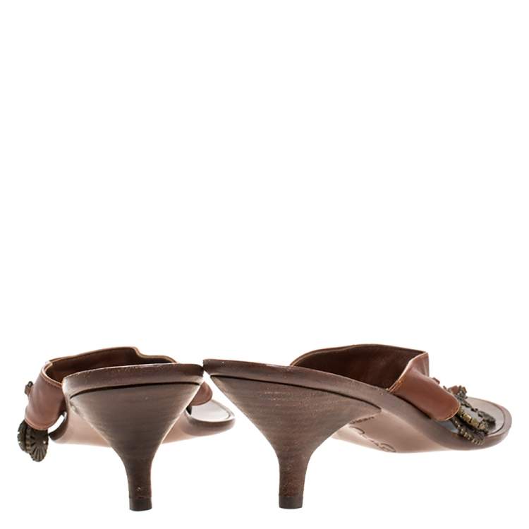 Pre Owned Oscar de la Renta Brown Leather Charm Embellished Kitten Heel Sandals Size 37.5