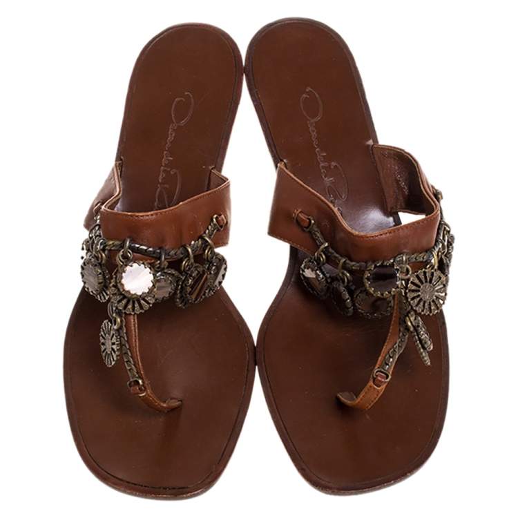 Pre Owned Oscar de la Renta Brown Leather Charm Embellished Kitten Heel Sandals Size 37.5