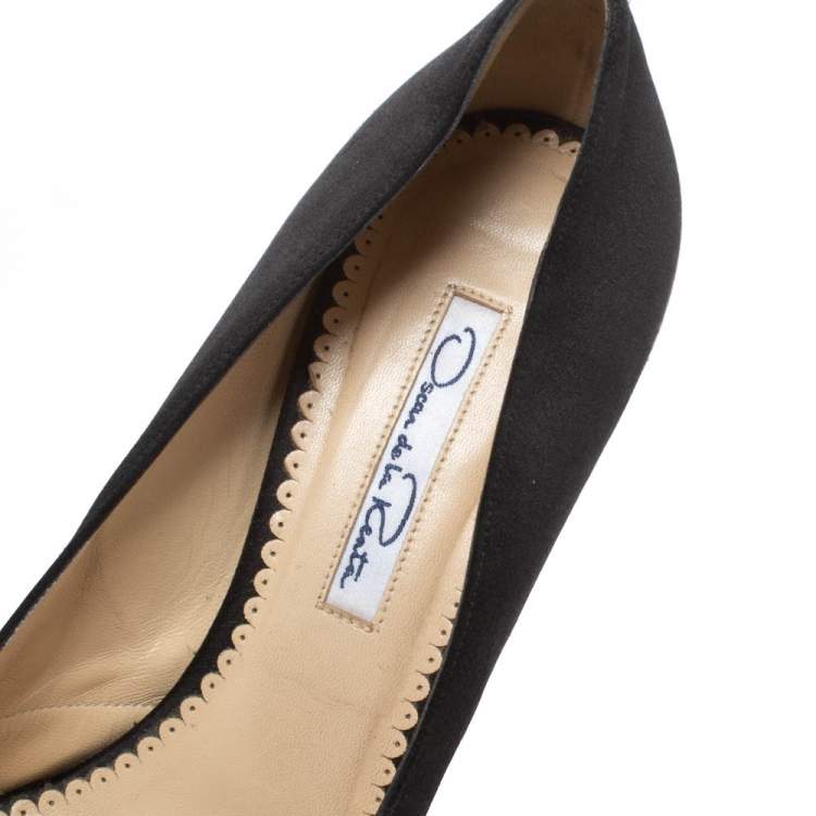 Pre Owned Oscar de la Renta Black/Beige Satin Ruched Detail Peep Toe Pumps Size 37