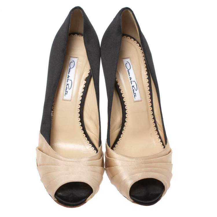 Pre Owned Oscar de la Renta Black/Beige Satin Ruched Detail Peep Toe Pumps Size 37