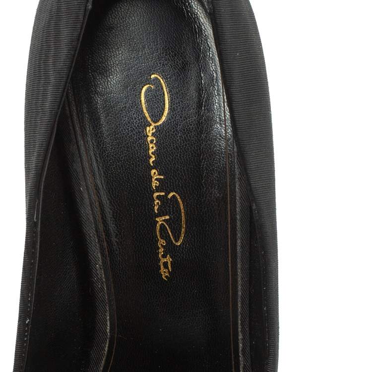 Pre Owned Oscar de la Renta Black Satin Colette Round Toe Pumps Size 38