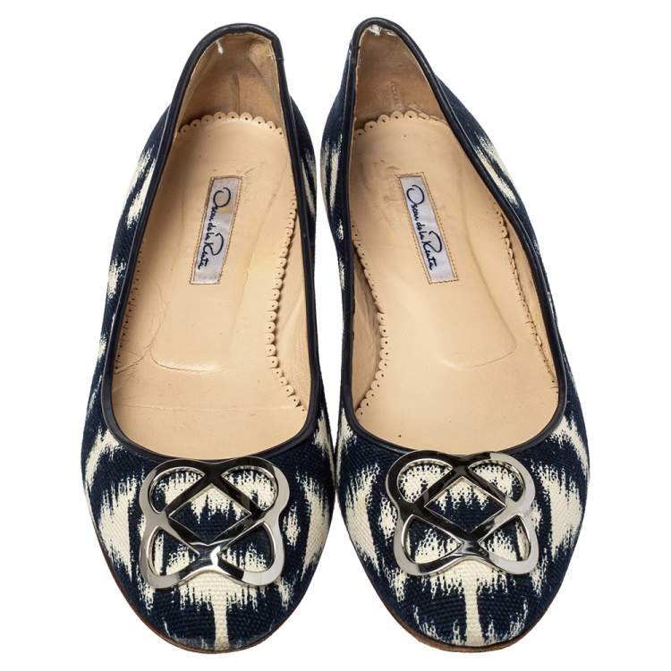 Pre Owned Oscar de la Renta Navy Blue/White Printed Canvas Embellished Ballets Flats Size 38.5