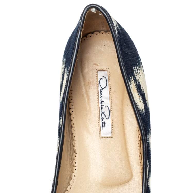Pre Owned Oscar de la Renta Navy Blue/White Printed Canvas Embellished Ballets Flats Size 38.5